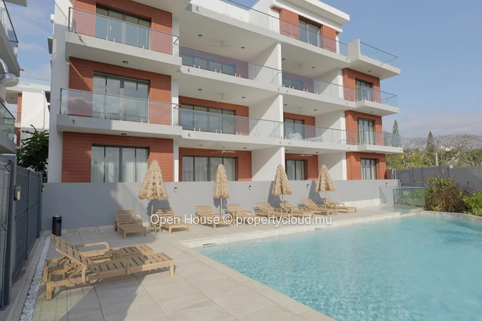 Penthouse PDS à vendre à Trou aux Biches, 345m², 3 chambres, piscine commune, accessible aux étrangers, plage, parkin...