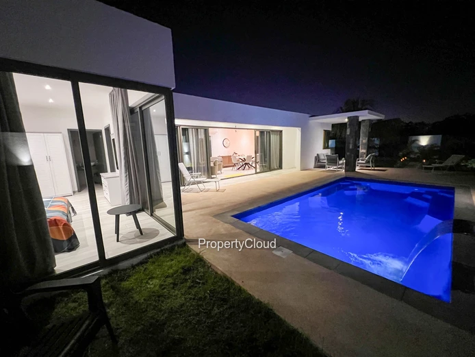 À Louer - Villa De 3 Chambres Avec Piscine - Grand Baie