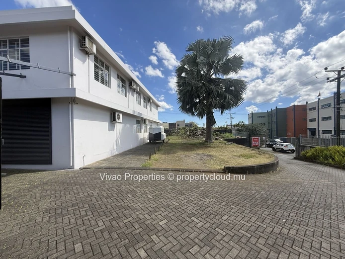 Bâtiment industriel de 1670m² à vendre à Phoenix avec un terrain de 4560m² - Rs 100m