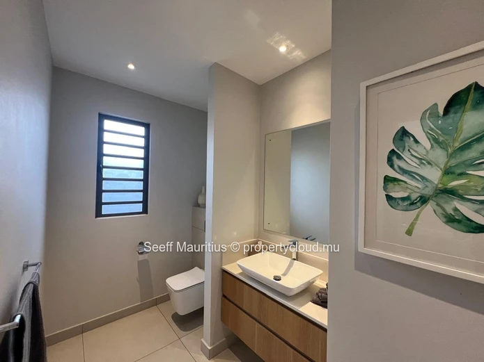Villa Moderne avec Piscine Privée et Jardin Serein
