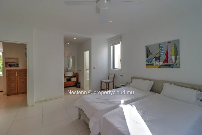 Spacieux et lumineux appartement de 300 m2 avec piscine et jardin en bord de rivière