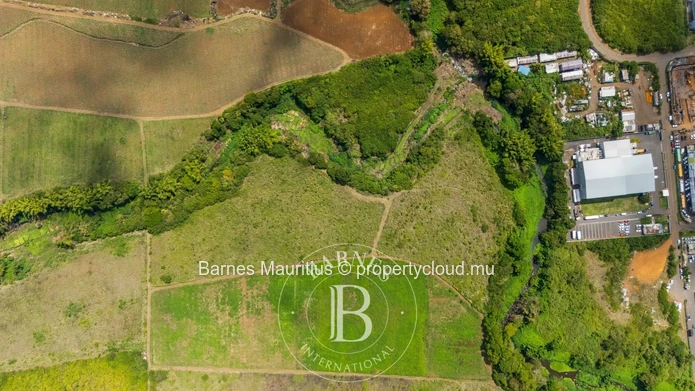 TRIANON – Terrain Agricole Stratégiquement Situé – 15 821 m²