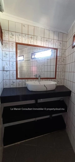Ideal house for remote work with office, private pool, close to beach, shops and public transport.