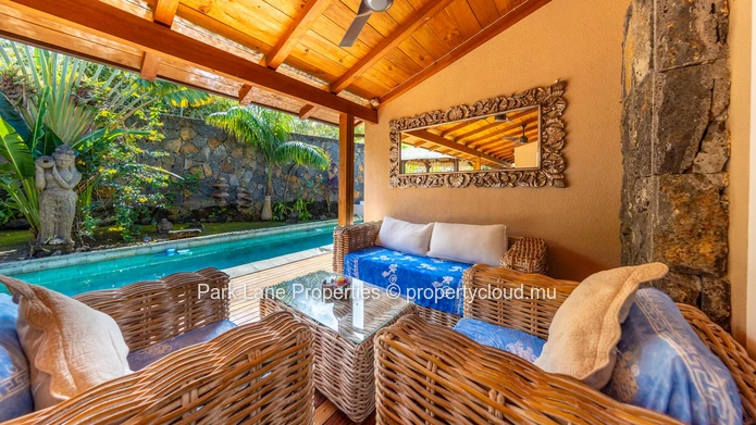 Élégante Villa de Style Balinais avec 3 Chambres, Piscine et Kiosque