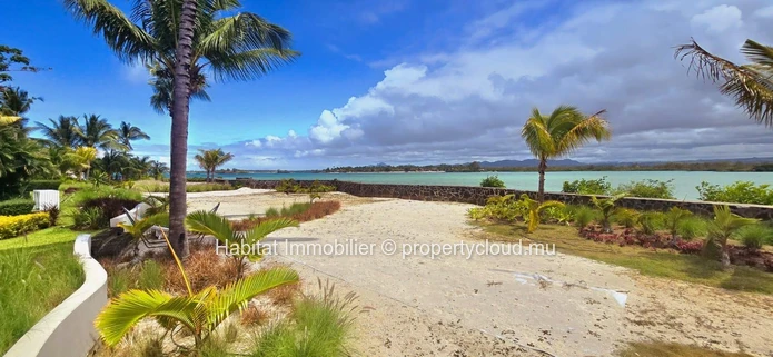 This stunning unfurnished beachfront villa of 300 m² nestled within an intimate and secure residence