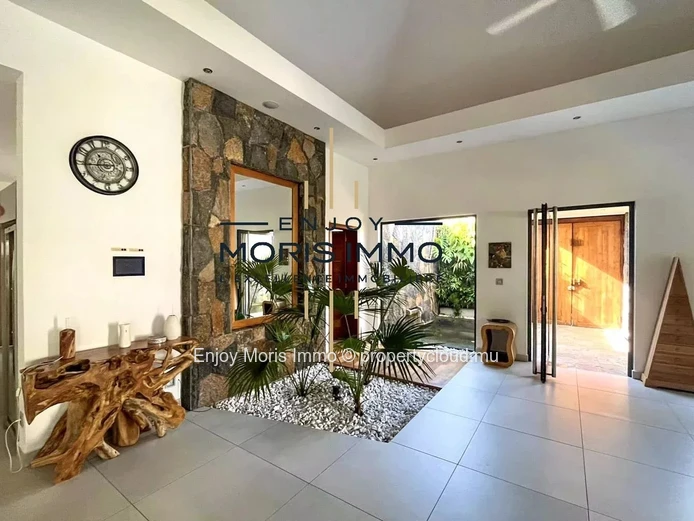 Luxury villa with pool for rent in Grand Baie – Mauritius | 420 m² | 4 en suite bedrooms | Long-term rental