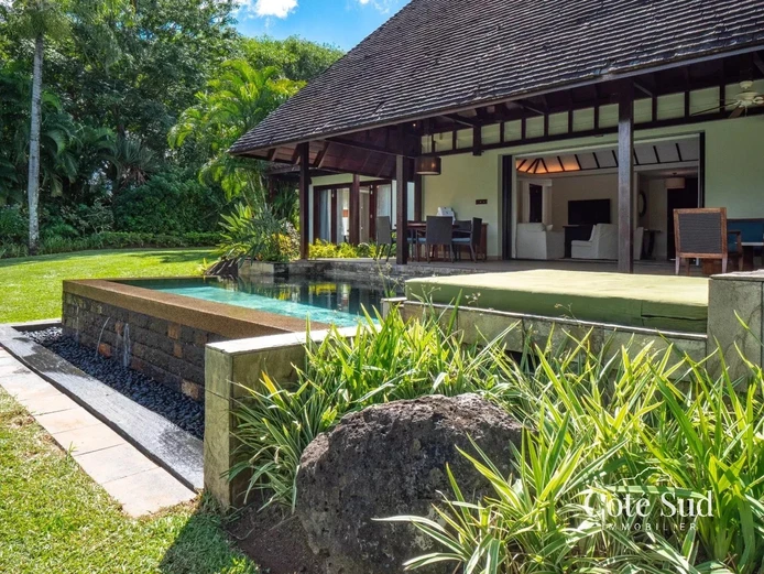 Elegant luxury villa in Beau Champ