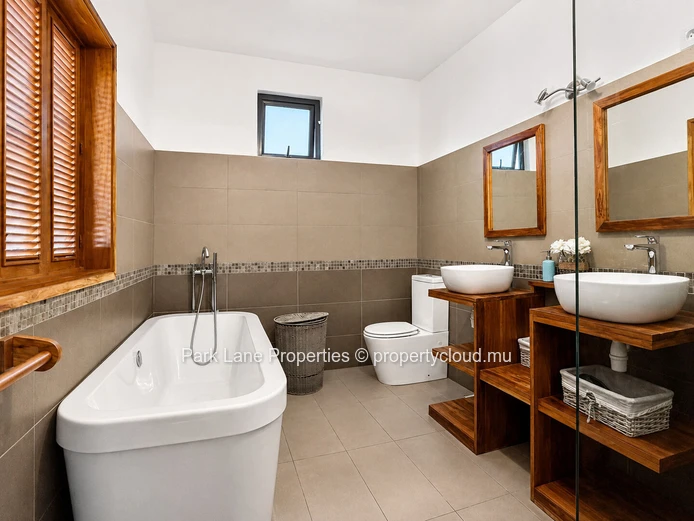 Charming Single-Storey 4-Bedroom Villa with Pool and Garden