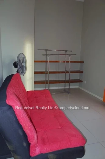 Duplex rénové de 3 chambres avec bureau et jardin – Helvetia