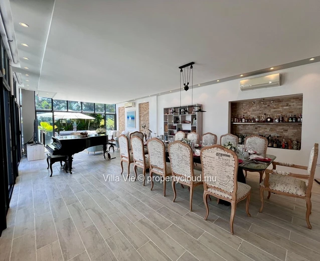 Calodyne - Elegant 4-bedroom home with swimming pool and garden