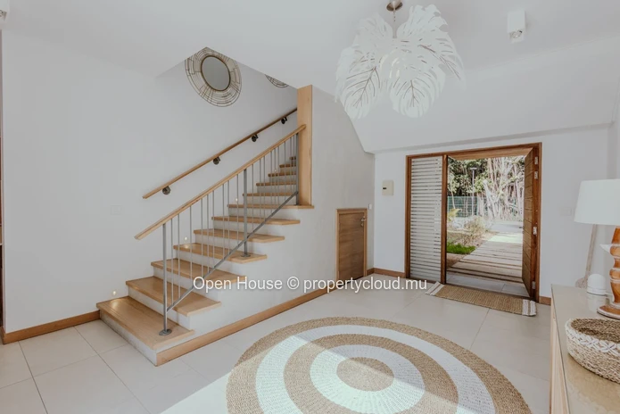 VILLA IRS à vendre à Mont Choisy, 485m² habitables, terrain de 750m², 4 chambres, piscine privée, Golf, services LP i...