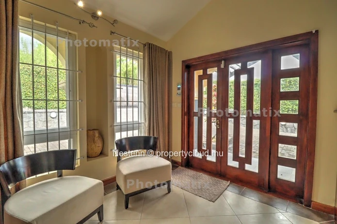 Sophisticated villa  of 418m2 with lush garden, pool & scenic terraces