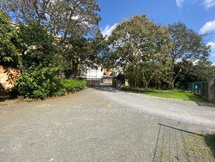 Office for rent in Trianon - Warm and Accessible 151 m² Office Space for Rent with Parking & Highway Access.