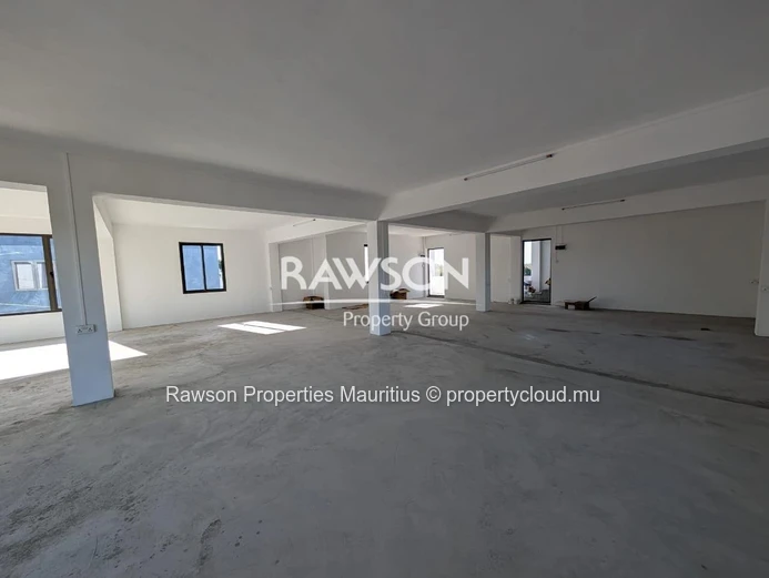 Local Commercial Stratégique Au Premier Étage | 180 M² | Bâtiment Neuf | The Vale