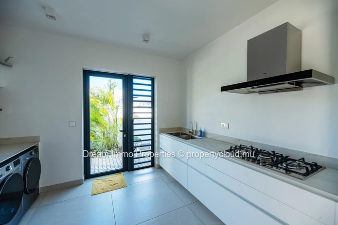 Modern 4-bedroom villa with golf view and private pool at Azuri Village – Mauritius