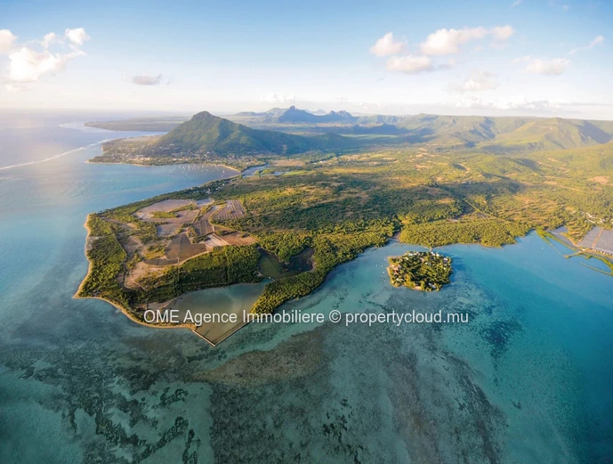 Beau terrain avec une vue golf et mer