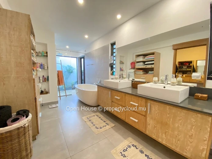Splendid 4-bedroom en-suite villa for sale - highly sought-after estate and ideally located in Grand Baie -