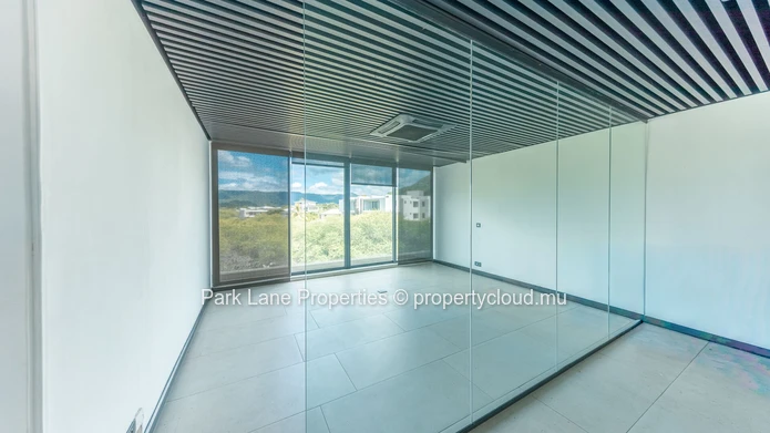 Espace de bureau exceptionnel avec vue sur la mer et la montagne