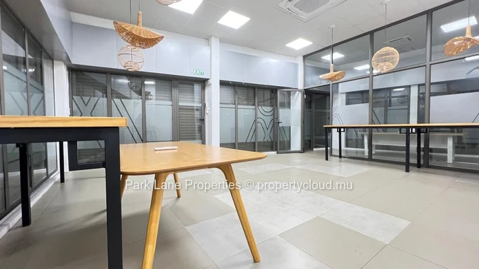 High exposure commercial building in the heart of Quatre Bornes – Exceptional visibility 