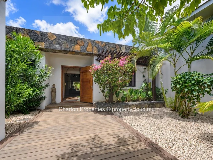Villa élégante de 4 chambres en suite avec bureau – Une propriété familiale au cœur d’un cadre tropical privilégié