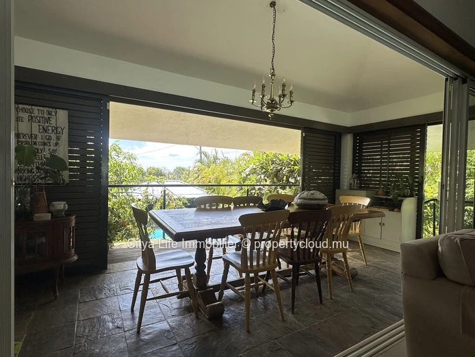 Maison d'architecte 4 chambres avec piscine à vendre à Calodyne