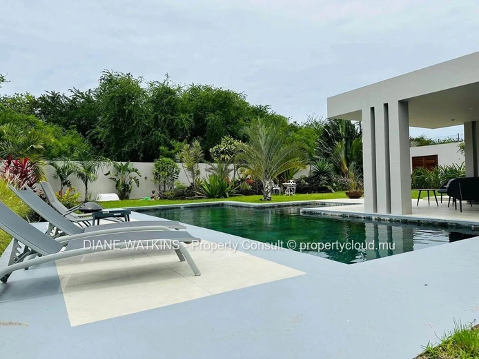 Villa Contemporaine Meublée de 4 Chambres avec Grand Jardin Tropical à Vendre à Bain Boeuf