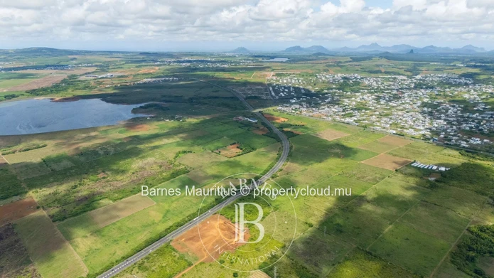 TRIANON – Terrain Agricole Stratégiquement Situé – 15 821 m²