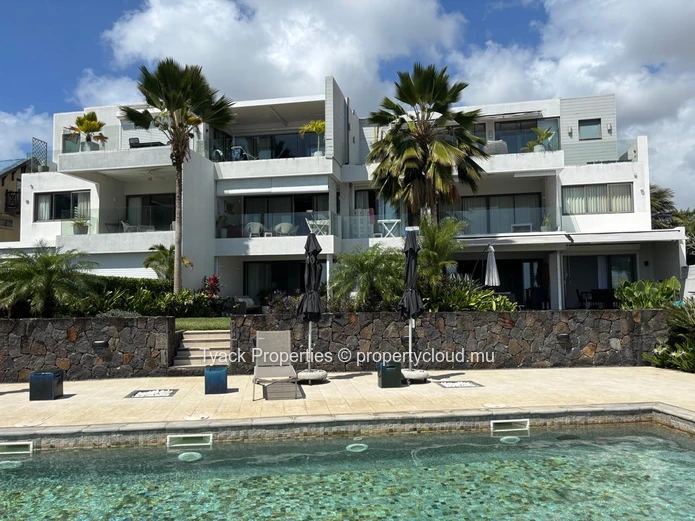 Penthouse avec Vue Mer à Vendre à Roches Noires – Accès Ascenseur Privé