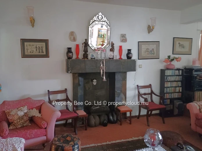 Maison dans morcellement célèbre = Proximité d'avenue Nalletamby