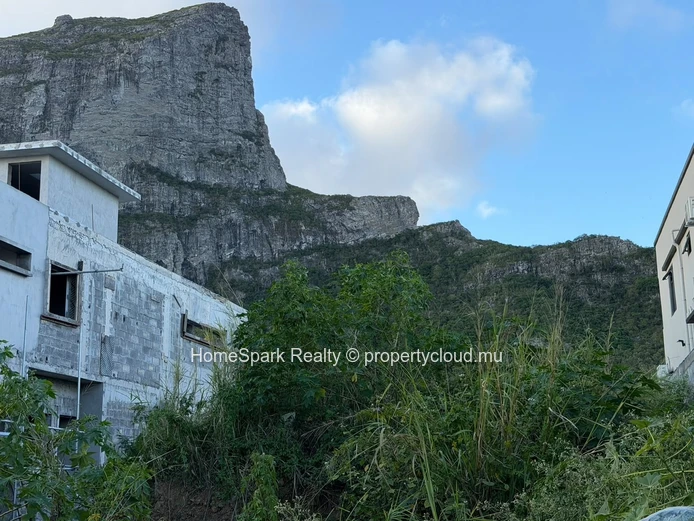 Terrain Résidentiel à Vendre – La Source, Quatre Bornes