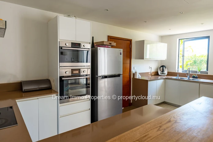 Élégant townhouse de 3 chambres avec rooftop vue mer dans un village entre mer et golf à Haute Rive – Ile Maurice