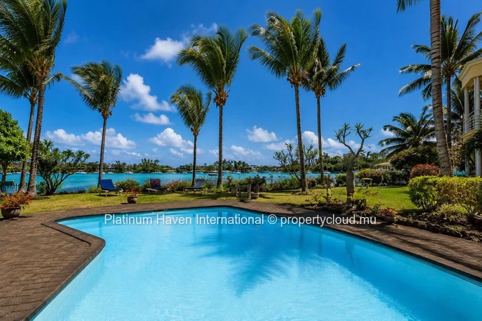 Grand Baie Beachfront 3-Bed Apartment – 200 m²