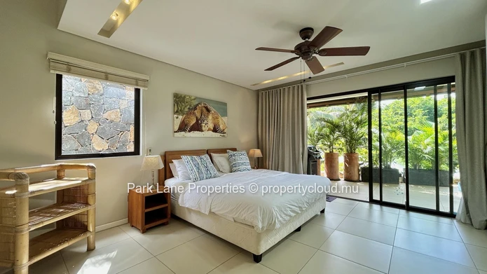 Unique 4-Bedroom Villa steps from Tamarin Beach
