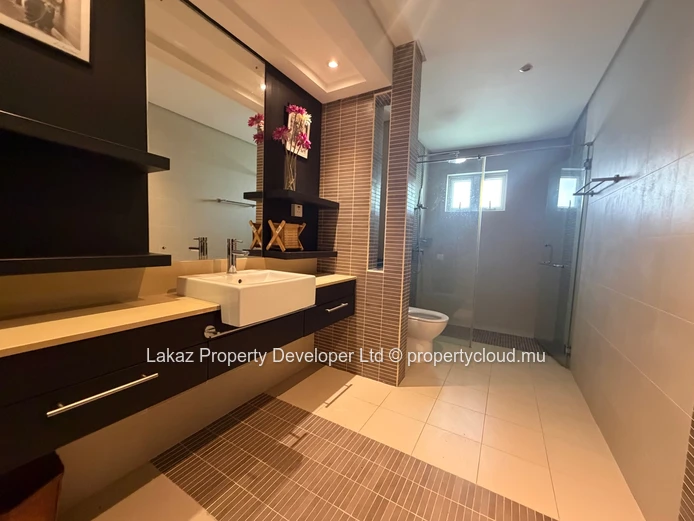 Spacieux duplex 3 chambres - piscine commun en résidence - Grand Baie
