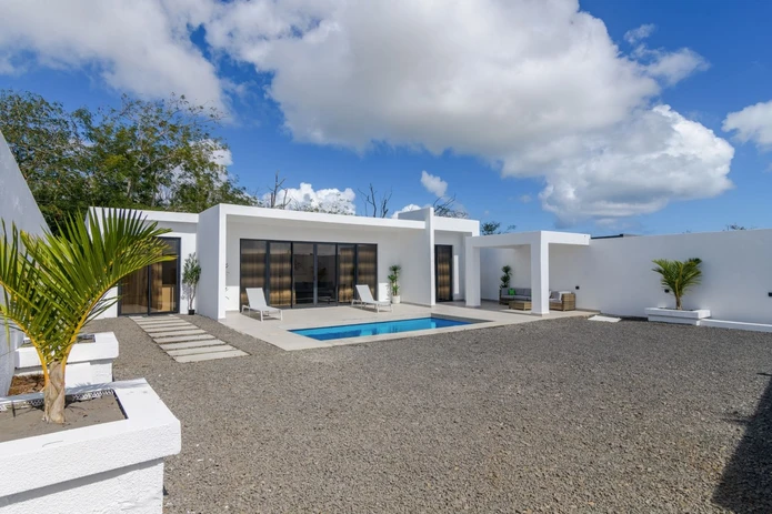 A LOUER - Villa mauricienne à Grand Baie, 128m², 3 chambres, piscine privée, meublée, climatisée, à Rs 175.000.