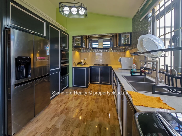 Modern First-Floor Apartment with Open-Plan Kitchen & Private Entrance – Mont Choisy