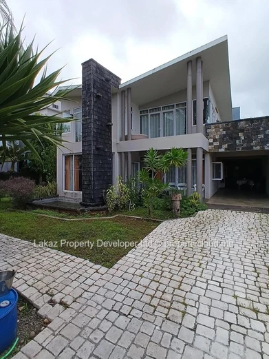 Maison familiale avec double cuisine et vastes espaces extérieurs – Boulet Rouge