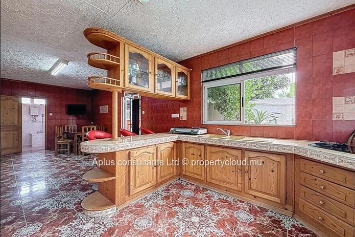 Maison meublée de 4 chambres à Rose Hill — Carrelages rétro, balcon et parking