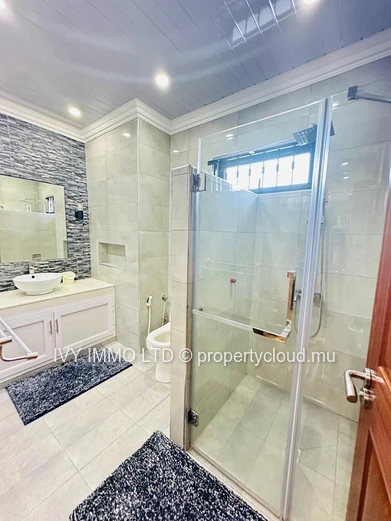 Duplex 2 chambres à Mont Choisy – Résidence sécurisée à 5 minutes de la plage