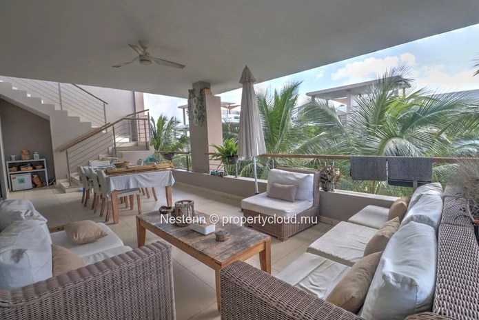 Modern and well-designed 3-bedroom penthouse a few minutes walk from the beach