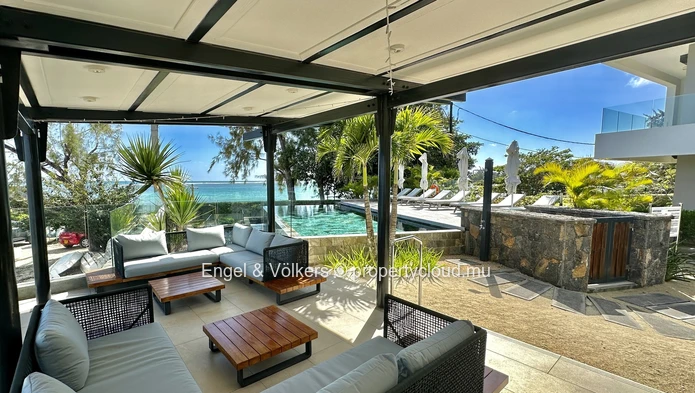 Modern & Convenient Beachfront Apartment