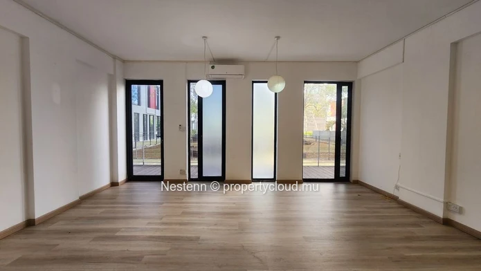 Freshly refurbished office in Ebène with garden view, 30.3 m², air conditioning, garage, generator, water tank, and c...