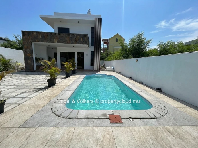 Charming 3-Bedroom House for Rent in Pereybere – Private Pool & Ideal Location