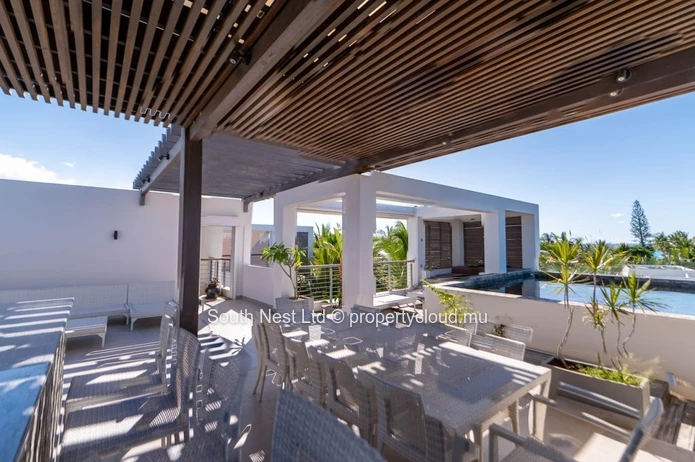 Penthouse de Luxe avec Accès Privé à la Baie de Merville