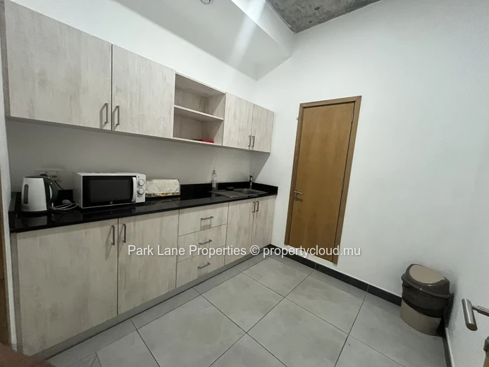 Espace bureau contemporain disponible à louer à Ebène – 101,8 m2