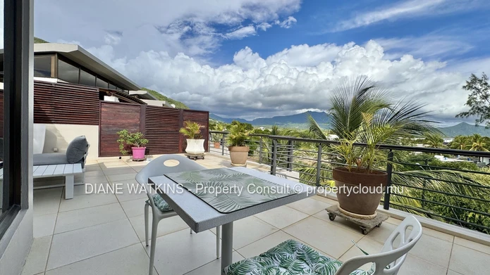 4-bedroom penthouse for sale in La Preneuse, walking distance to the beach with panoramic terrace and mountain views