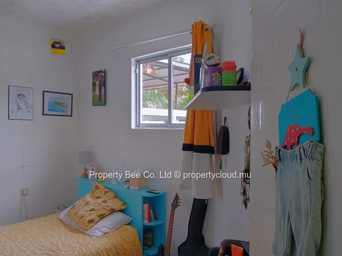 Maison dans morcellement célèbre = Proximité d'avenue Nalletamby