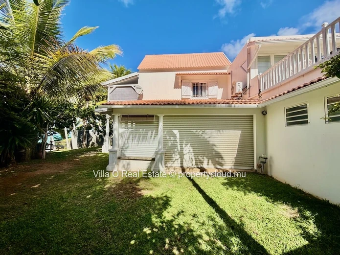 Charmante maison de plage avec le cachet de l'ancien offrant un style de vie dans la nature et le luxe d'une vue en s...