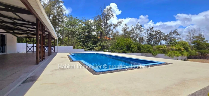 Unfurnished house of 290m² on a leasehold land of 680 toises with private access to the sea  at Poste Lafayette