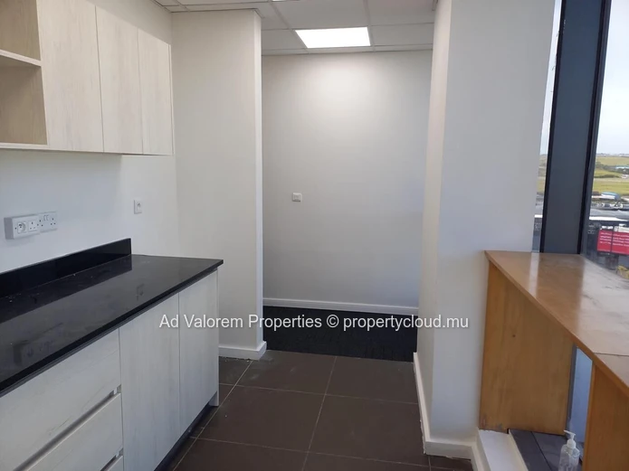 Découvrez cet espace de bureaux professionnels de 398 m² situé au 12? étage d'un immeuble prestigieux à Ébène!